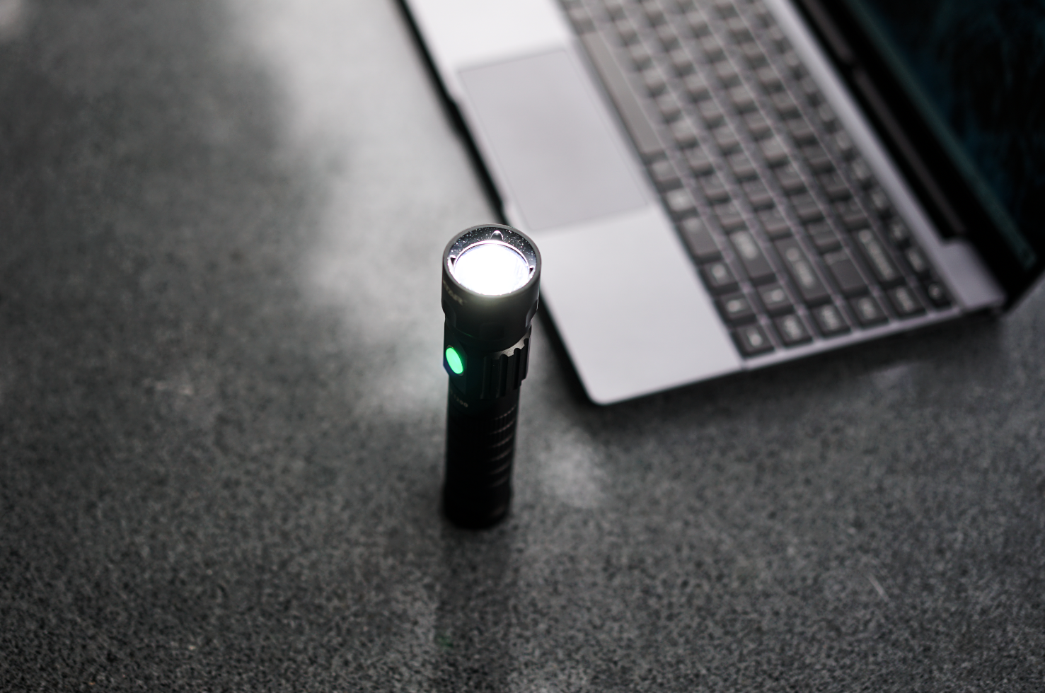 個頭大、亮度夠、續航長，還能變身充電寶！XTAR R30手電筒體驗