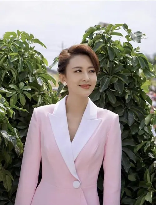 央視10大美女主持人，個(gè)個(gè)才貌雙全，董卿知性，海霞端莊