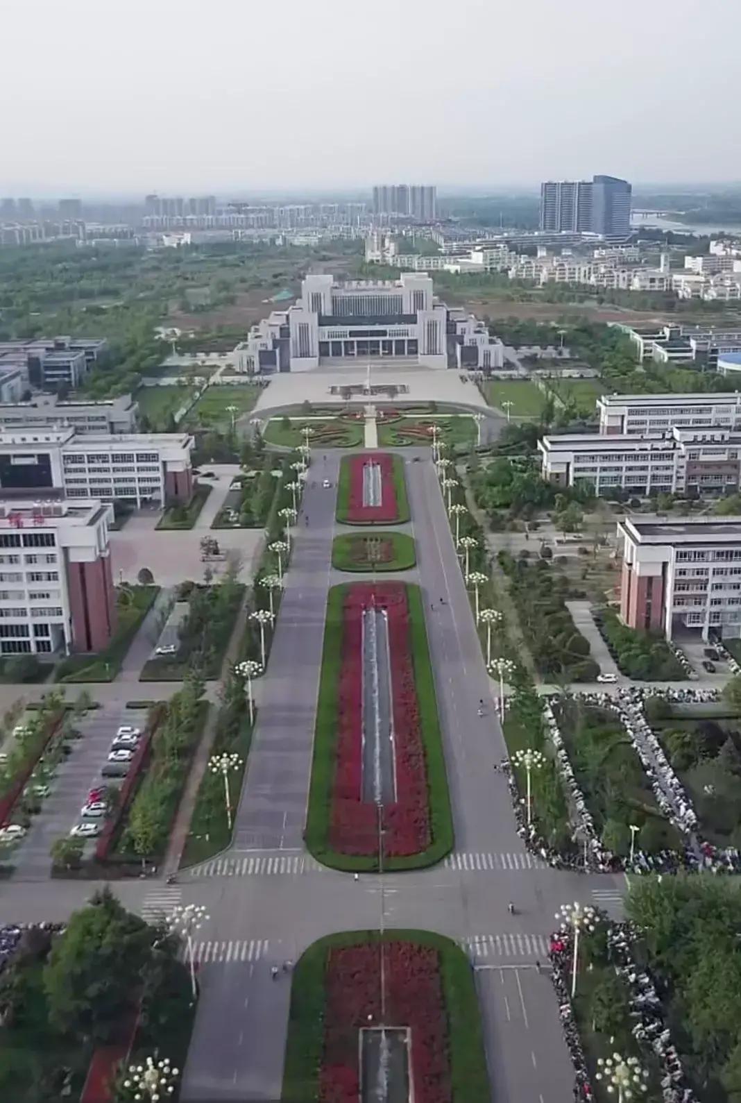 临沂大学最成功的地方，就是拥有一个超大的校园