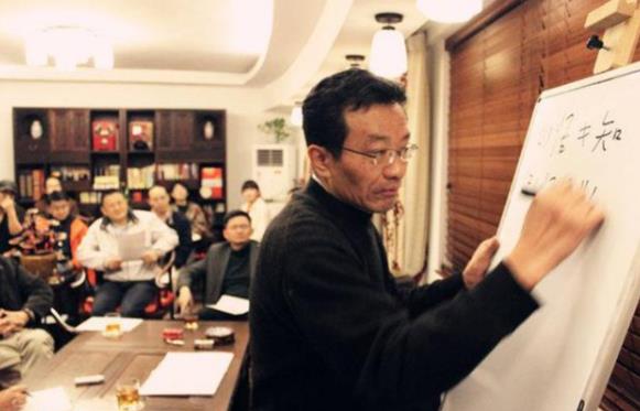 复旦哲学教授行为引争议，网友质疑“德不配位”，学生却习以为常