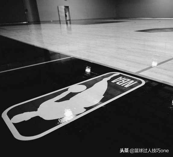 nba为什么要拼接地板(对NBA球员来说地板意味着什么？保罗的西决地板，艾弗森亲吻地板)