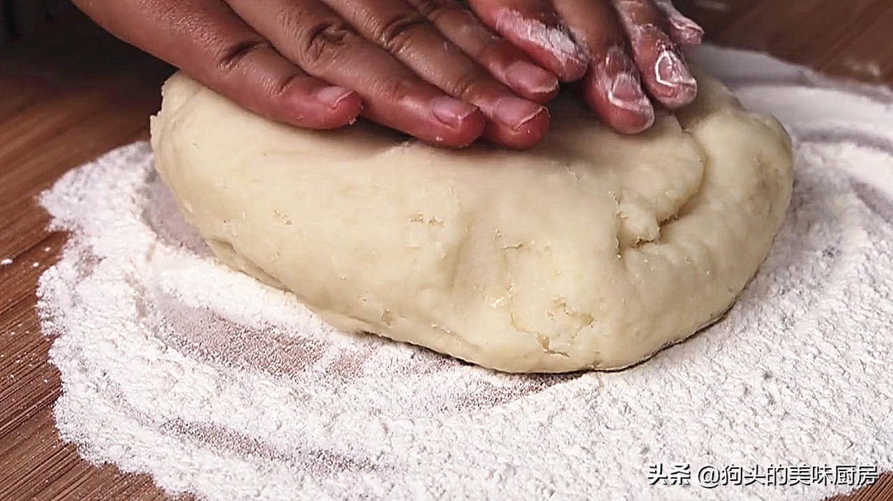 油炸糕总是做不好，大厨教你一招，鼓大泡又酥脆，保证不开裂