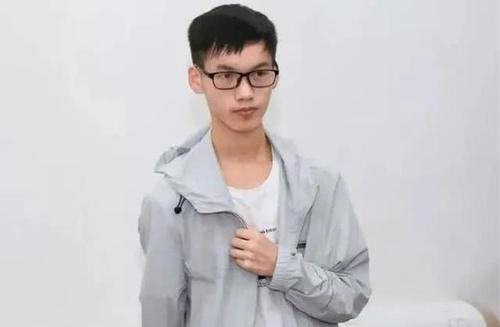 高考713分的状元，出成绩时还在工地搬砖，被清华校长点名表扬