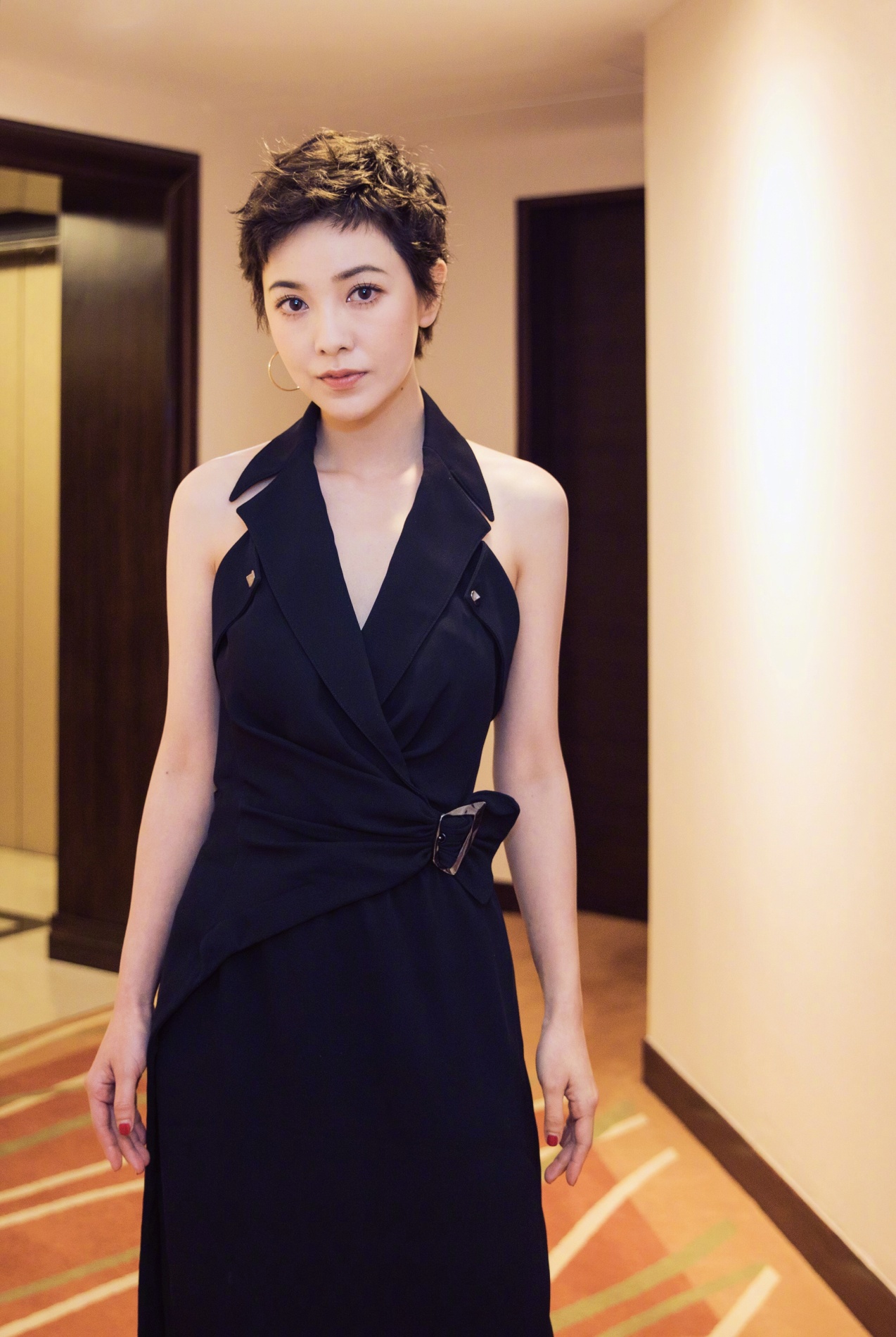 郭采洁也太会挑衣服了,穿的裙子正面好清纯,背影却很迷人