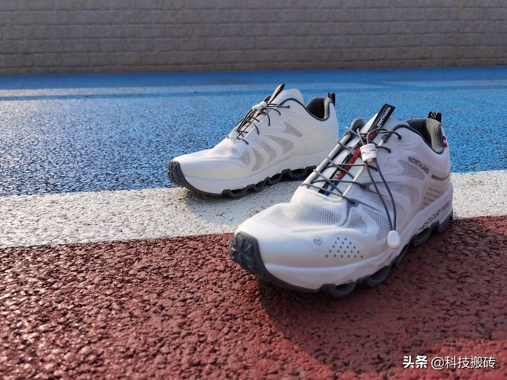 “拱桥式”鞋底，轻弹减震，诺诗兰SKYECO 徒步鞋体验