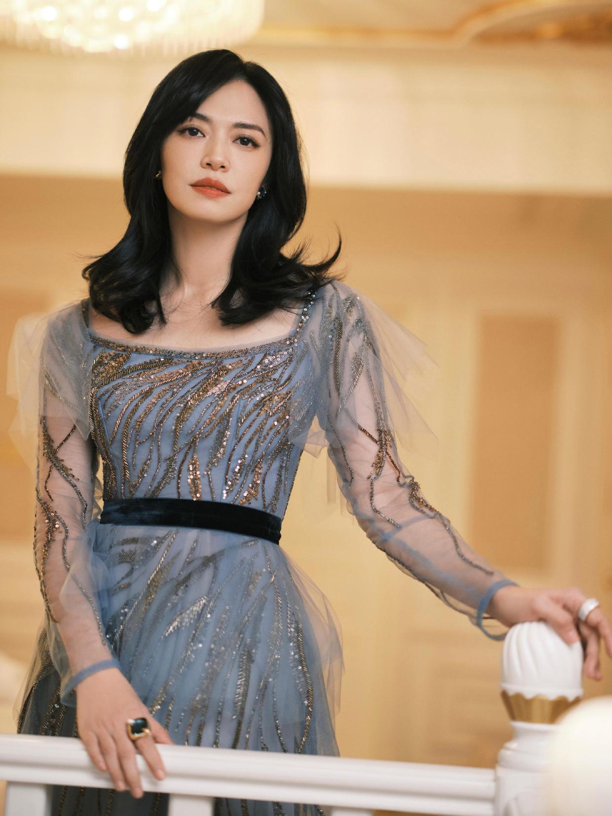 姚晨越老越迷人,穿雾霾蓝色礼服出镜尽显贵气感,不像70后的人