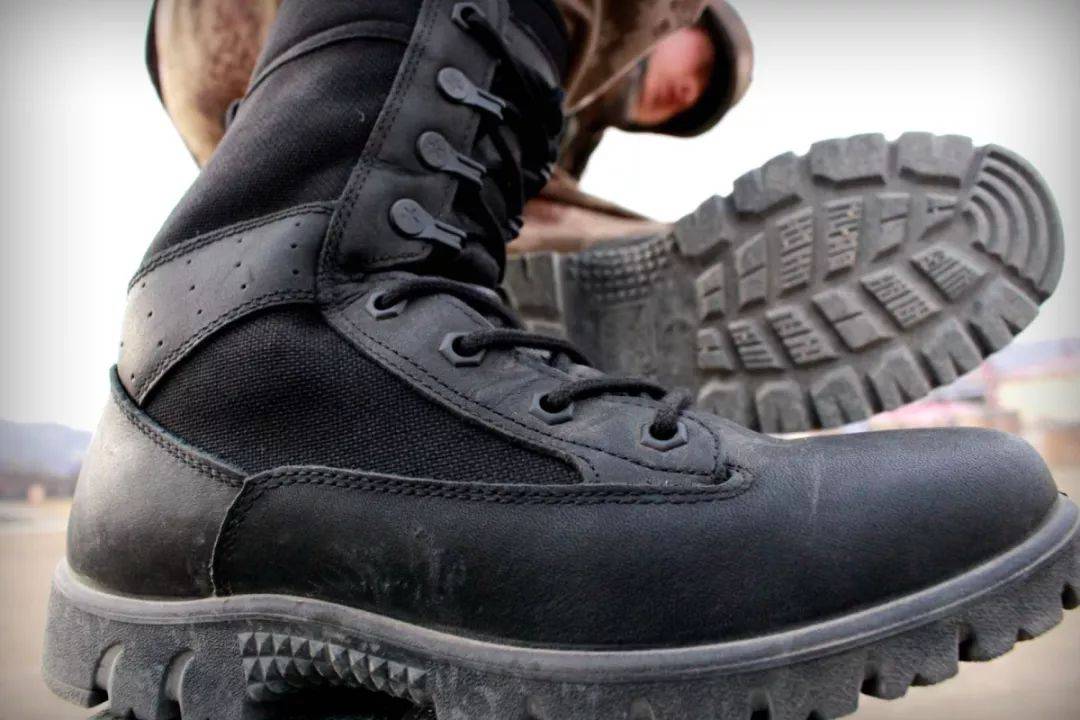 解放军高原部队配发新型防寒靴：星空迷彩涂装+轻量化设计