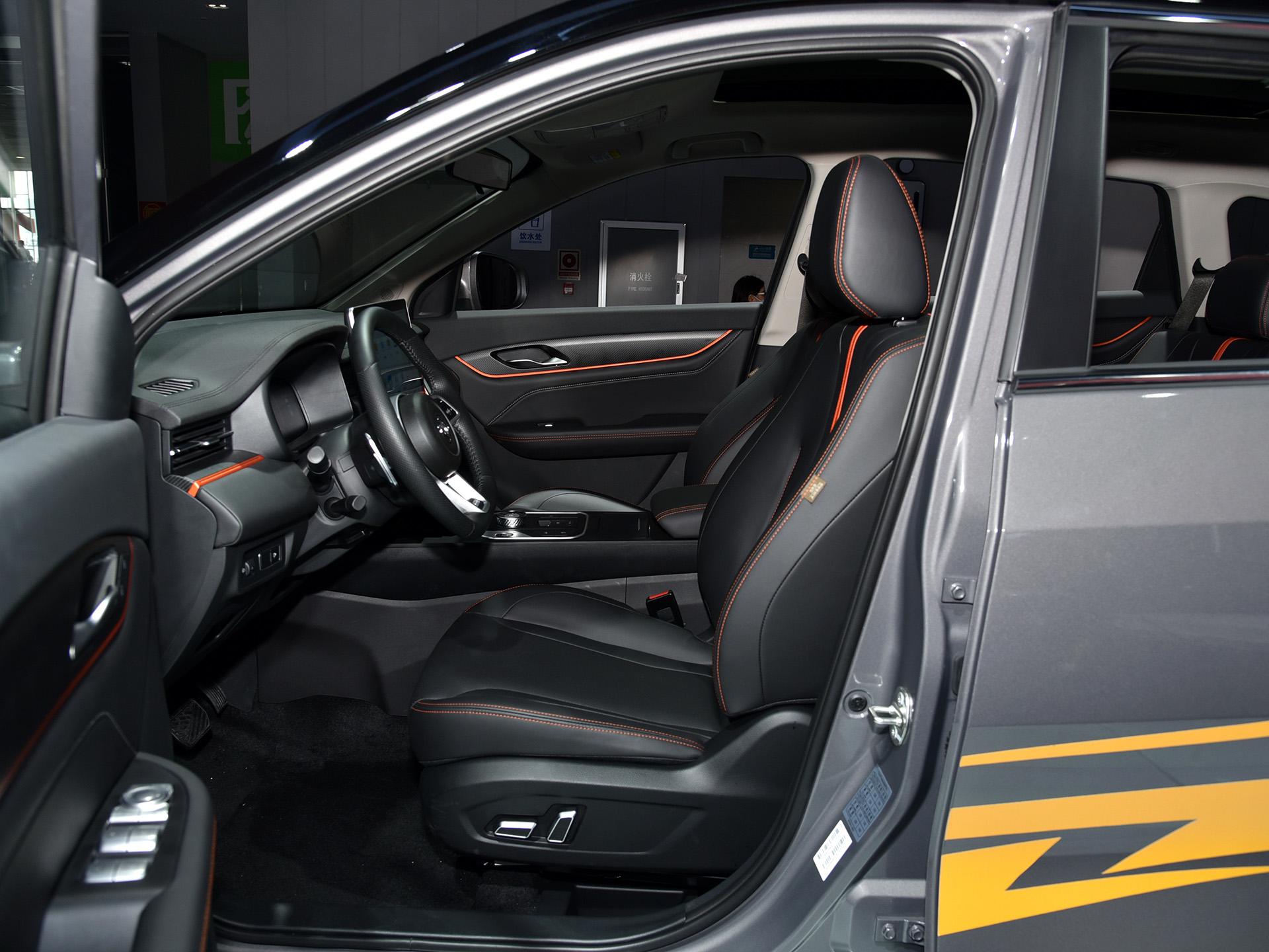 价格低廉高级感强,这台7座suv配置也很高,实拍东风风光580