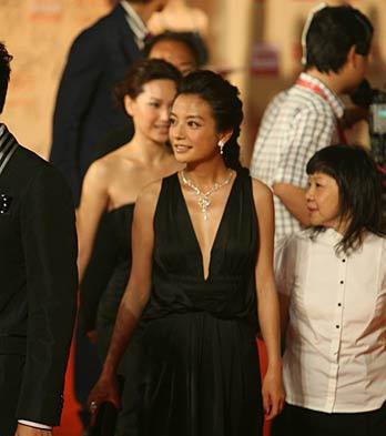 10位戛纳红毯上的国内女星：有人手握作品艳压，有人蹭拍走光出丑