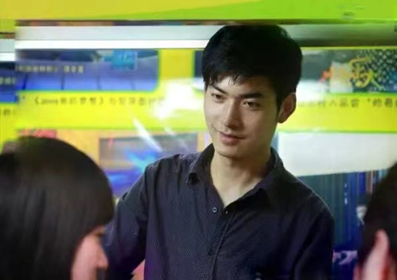 网红烧饼帅哥曝近况！12年前因似金城武走红，现生意惨淡育有俩娃