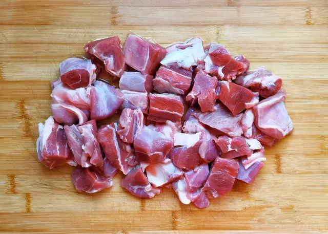 家常版清炖羊肉，用最少的料，炖出最鲜的汤，好喝不腻，没腥膻味