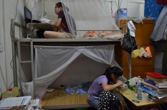 大一新生入学，宿舍床位选“上铺”还是“下铺”？提前了解别选错