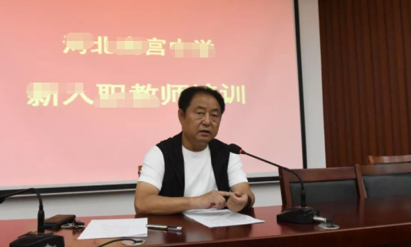 怀孕女教师坚持在校上课，反而遭校长点名批评，原因引人深思