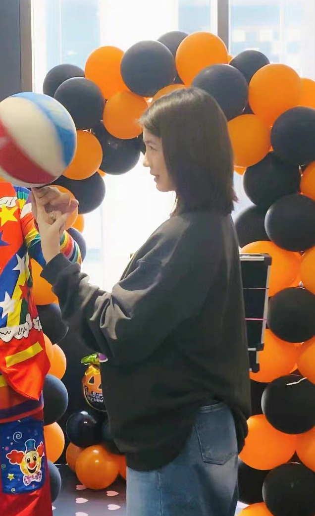 汪峰女儿出道？16岁汪曼熙推出单曲，包办作曲作词演唱，天赋惊人