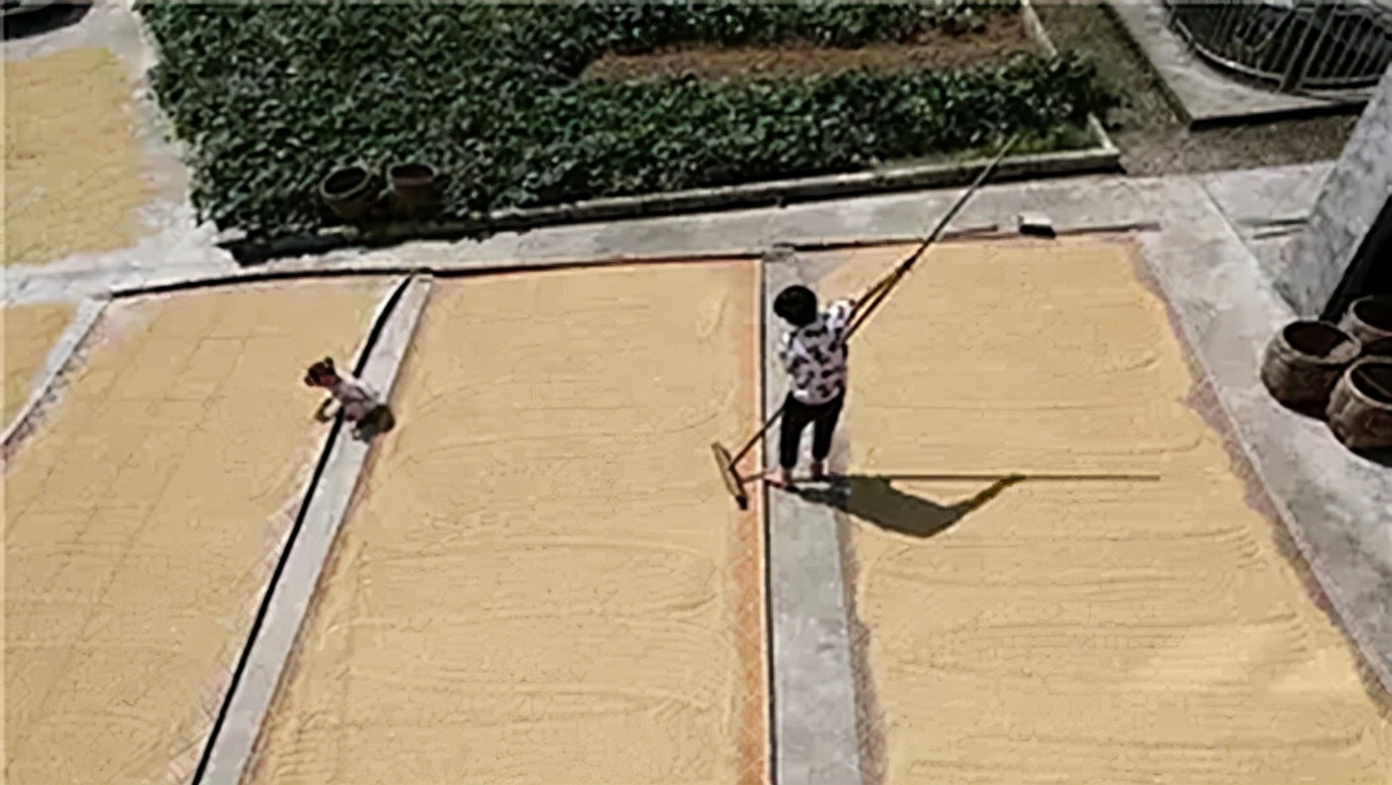 20岁兵哥哥救火牺牲，追思会万人自发送行，如今失独夫妻收获一女