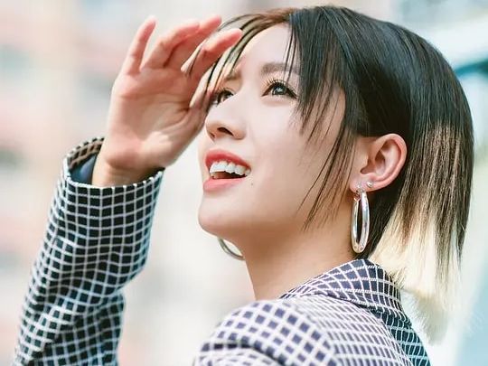 她被誉为“TVB发电机”，曾被开价200万一晚，入行7年传15段绯闻