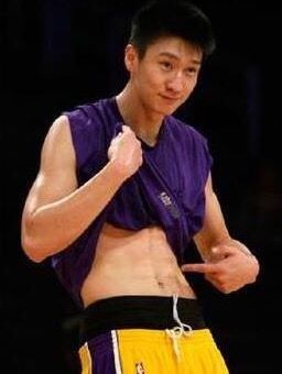 打cba为什么这么瘦(国人进NBA后肌肉变化多大？阿联变魔鬼肌肉人，姚明从竹竿变壮汉)