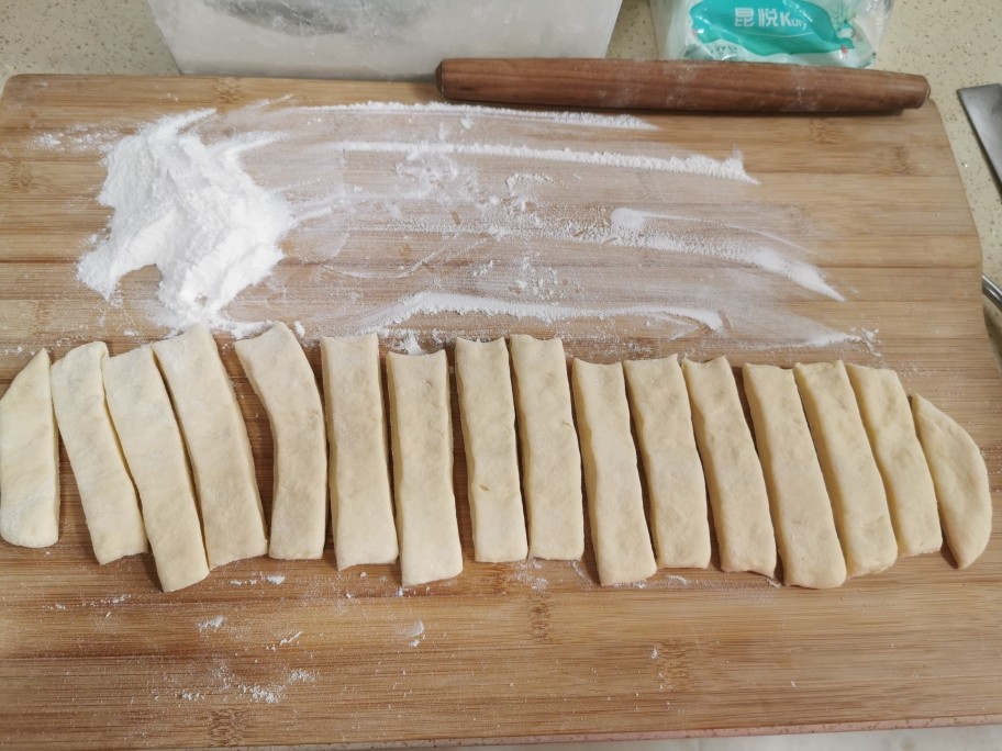 早餐店油条的商用配方，外酥里嫩，手把手教你制作，用料精确到克