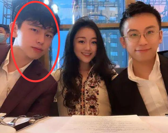 何超欣考上清华研究生，王文也晒恋爱高甜，映射出名媛们的小时代