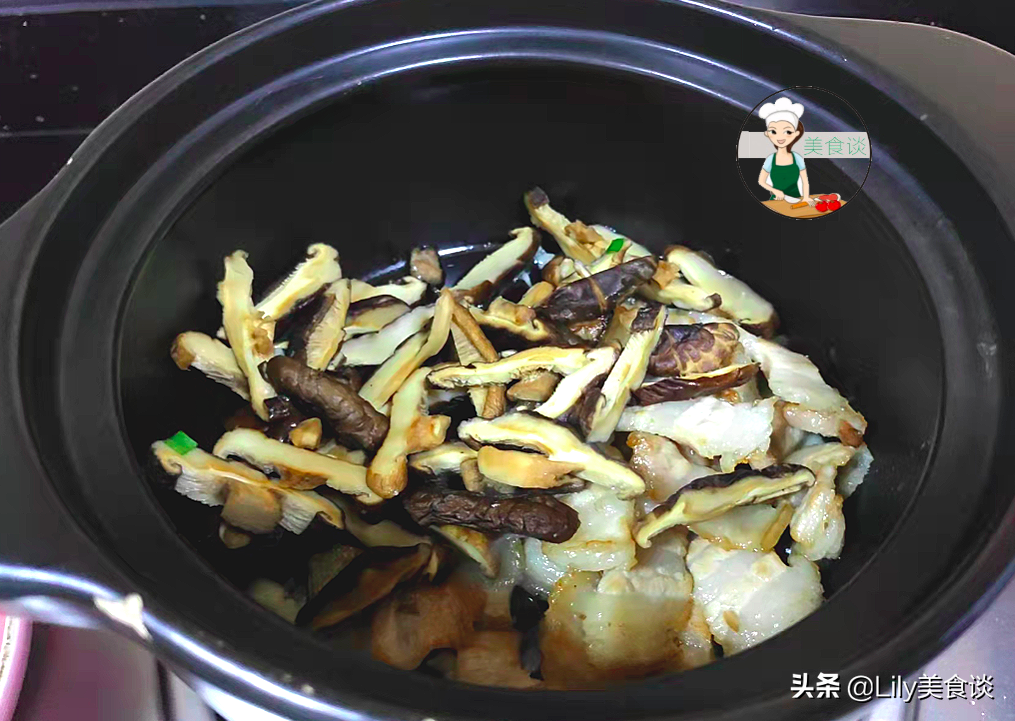 冬天，五花肉和它是绝配，泡软一煎一焖，简单又营养，多给孩子吃