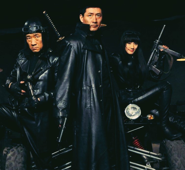 《孤岛飞鹰》海报海报中燕双鹰一左一右两个助手都手持m3冲锋枪