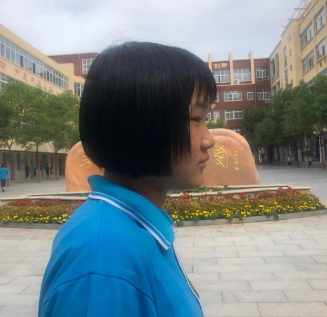 除了对发型有要求以外,学校还有出台什么通知限制学生吗?