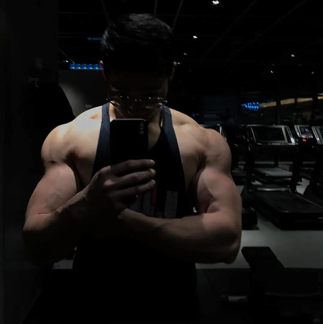 27歲江蘇小夥臥推100公斤，練出肌肉的他更man更帥了
