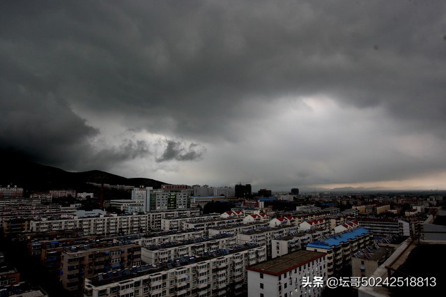 秋夜雷雨，声声入耳，风雨交加，静静地听：雨声阵阵，雷声滚滚