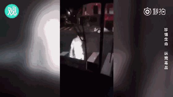 吃下这种“丧尸浴盐”，他们行为失控甚至自残......