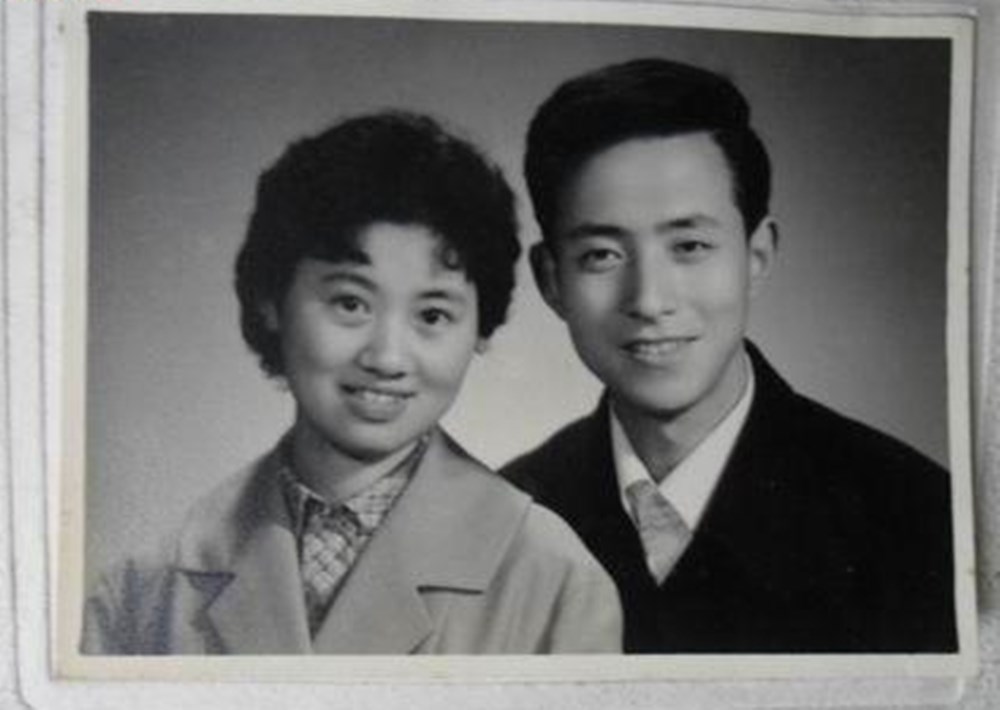 80年代婚纱照保守，90年代浓浓“影楼风”，你最钟意哪款婚纱照？