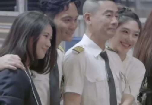 应采儿袁咏仪一起录制《大湾仔的夜》，两个人热聊不断，好欢乐