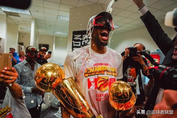 nba喷香槟为什么带眼罩(猛龙狂欢派对！现场满地都是香槟，伦纳德抱瓶吹被人浇灌浑身湿透)