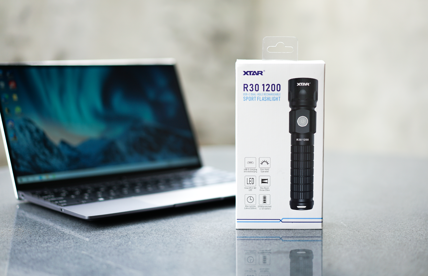 個頭大、亮度夠、續航長，還能變身充電寶！XTAR R30手電筒體驗