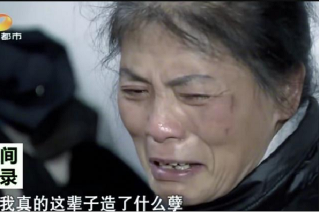 湖南一女大学生被男友抛弃，和50岁流浪汉生下一女，其母崩溃大哭