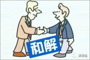 我父亲被人殴打,伤情鉴定结果为轻伤一级,现在打人的那个取保候审,现在要怎么处理?