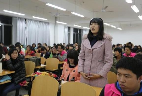 学校换上新课桌，学生的世界观被颠覆，黑科技的诞生出现了