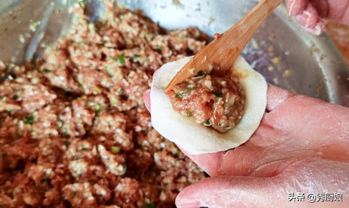 包白菜饺子，记住老师傅的“2放2不放”，饺子鲜嫩多汁，特好吃