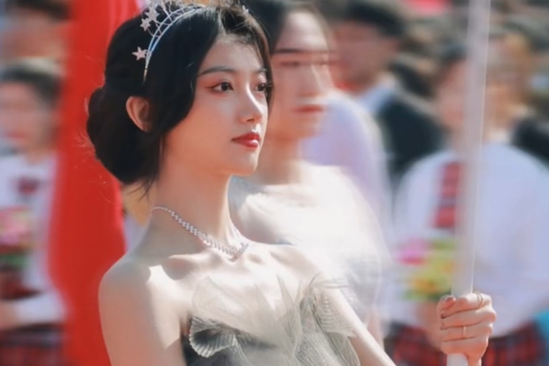 青岛大学运动会开幕式，举牌美女引来关注热议，网友齐呼要考青大