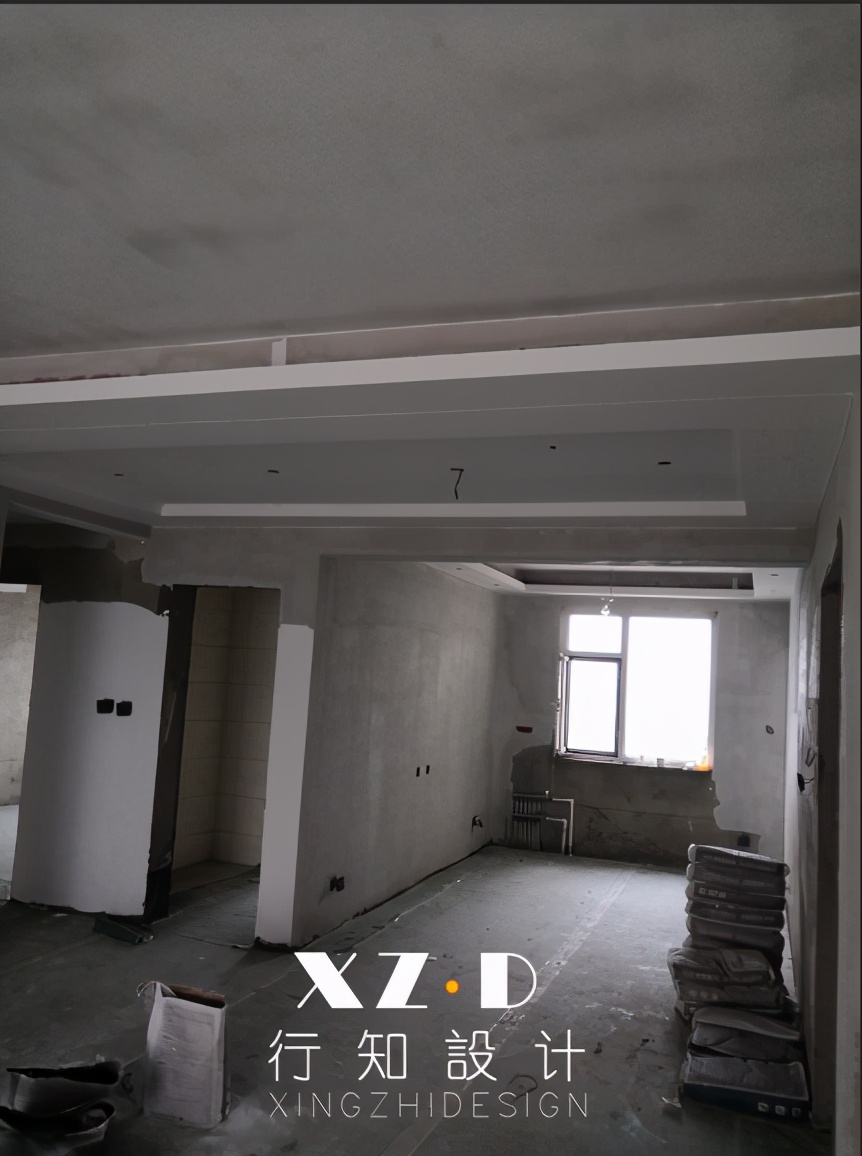 施工跟踪：电视墙暖咖色，其他墙面浅灰色，设计师不同阶段分享