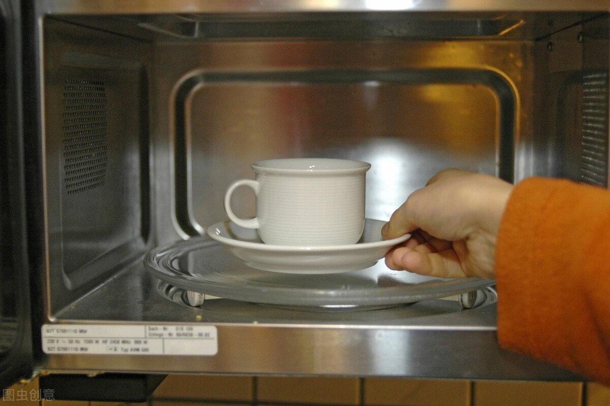 不要乱“喂”微波炉，会炸的！这2样东西千万不能放进微波炉