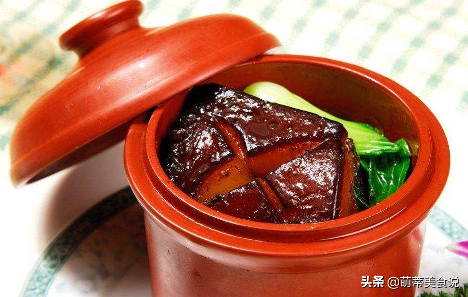 西湖醋鱼、东坡肉、叫花童鸡、龙井虾仁、宋嫂鱼羹、西湖牛肉羹、湖州酱羊肉。