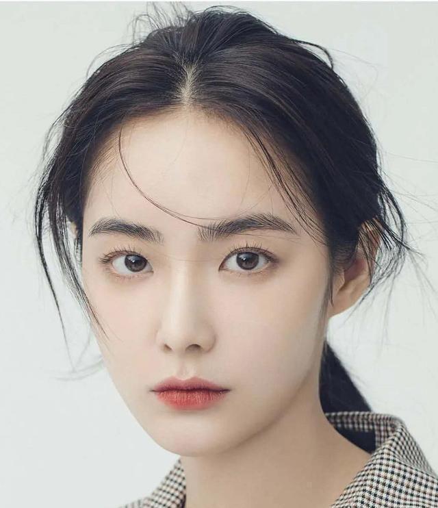 女孩子常见的眉形:柳叶眉古典,粗眉颜值低,野生眉有一种天然美