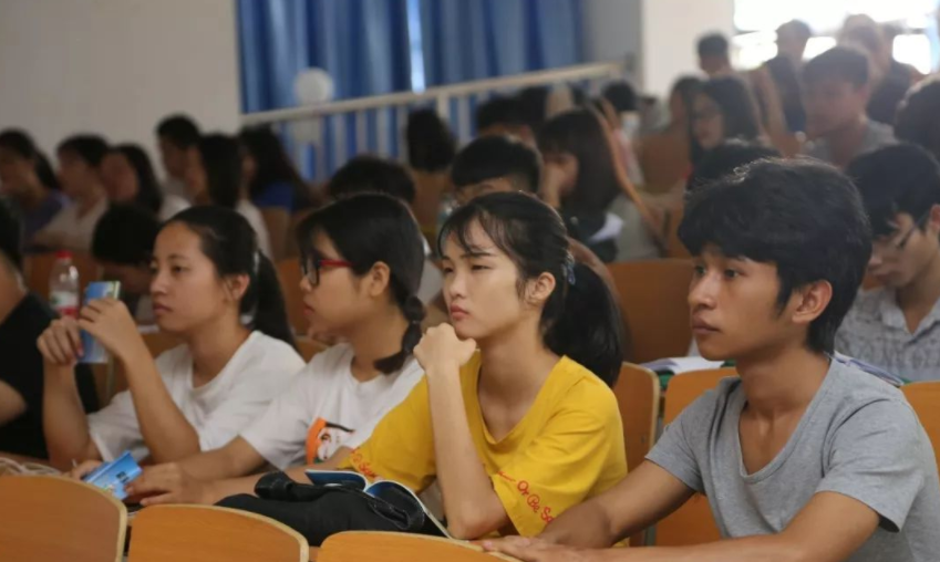 新生即将踏入大学校园，自我介绍很重要，社恐的学子看过来