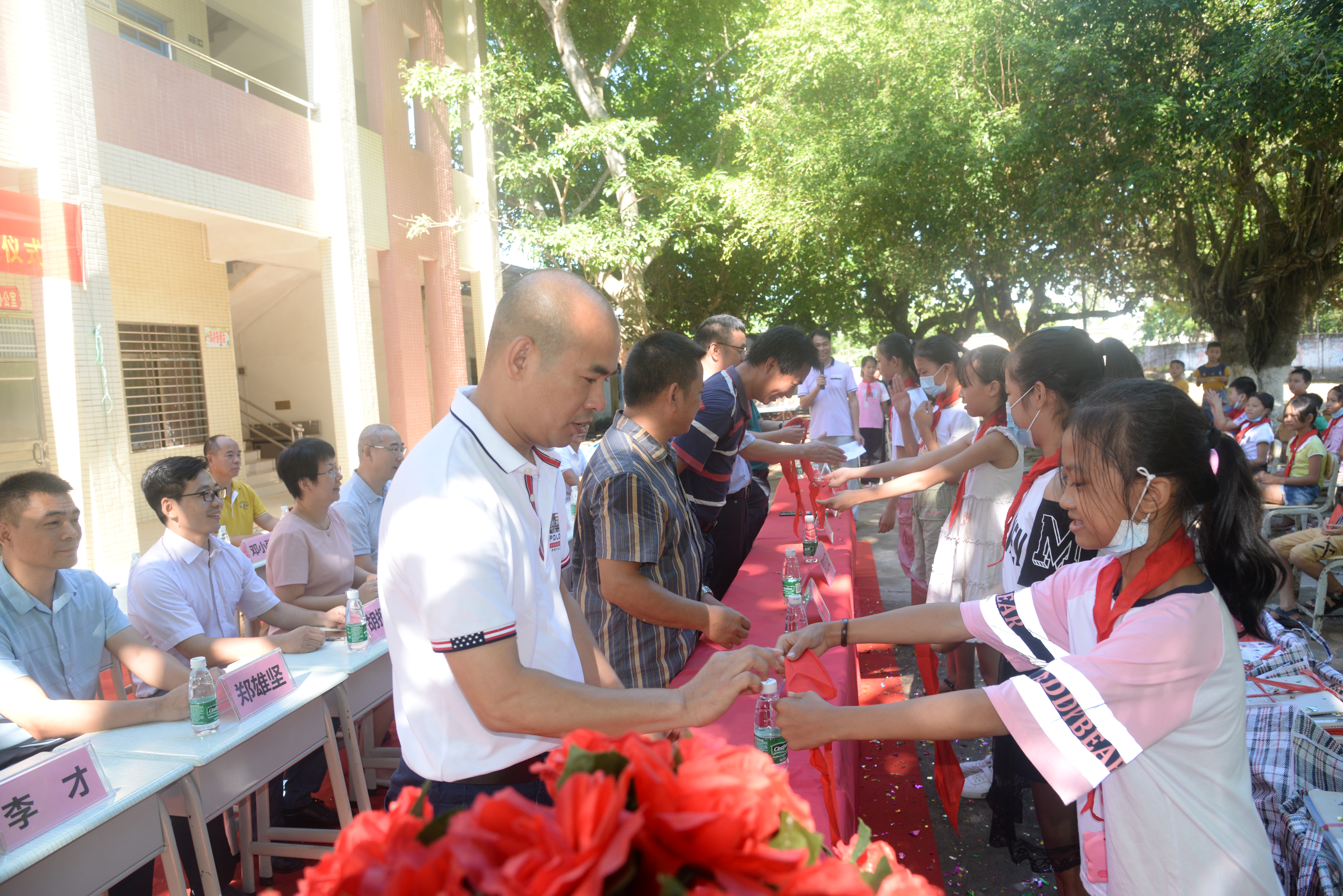 广州城市职业学院“爱心牵手”雷州乡村教育