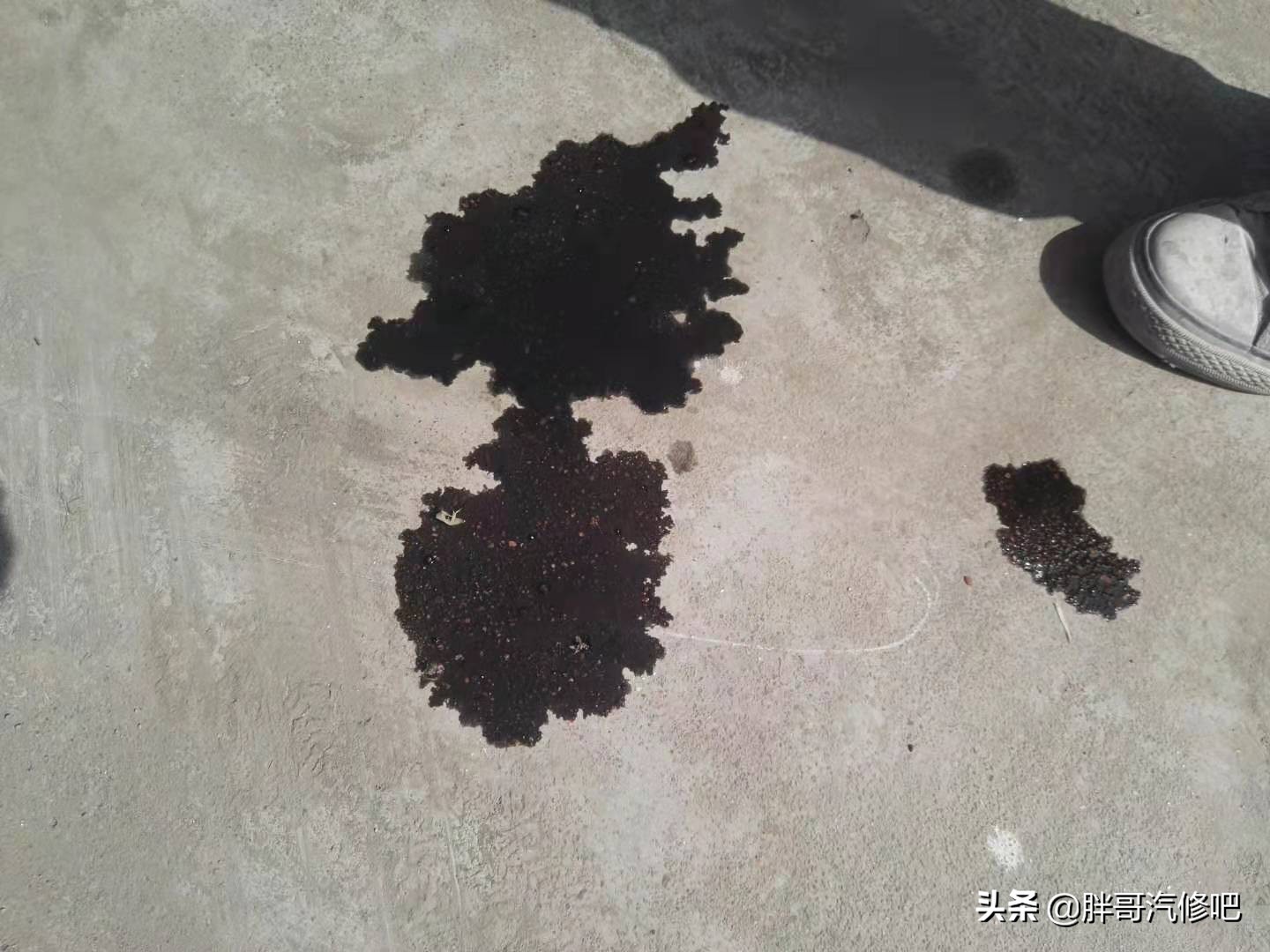 奥迪A6L发动机抖动漏油，胖哥清洗高压喷油嘴，更换机油散热垫