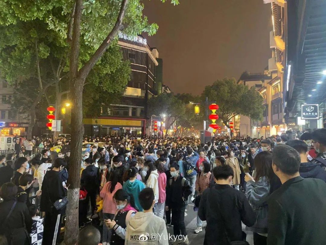 “女明星”郭老师是怎么成为“网红顶流”的？