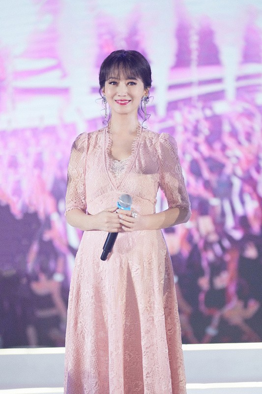 60 的赵雅芝状态挺真实,但身穿白裙妆容依旧精致,还是很优雅