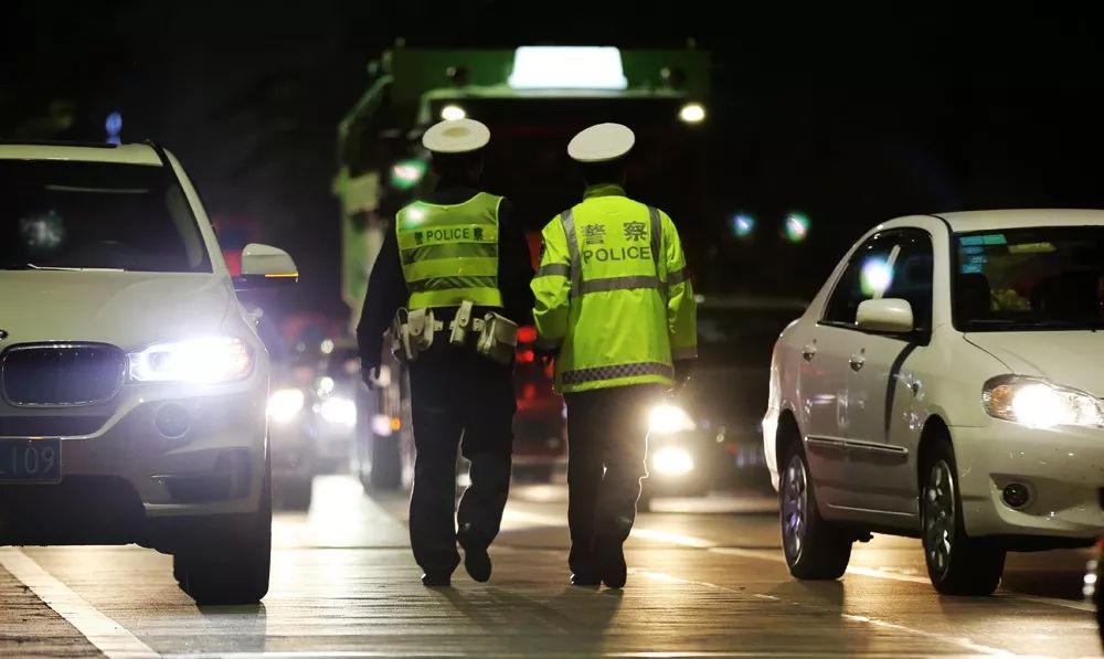 珠海仨女子开奔驰、奥迪半夜出门竟接连闯祸！醉猫女店长狂奔20公里只为补觉!