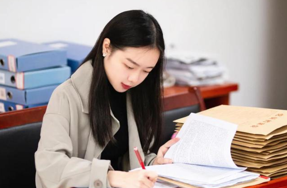 又一女神级学霸火了，“双非”高校保研清华，妥妥的励志剧女主