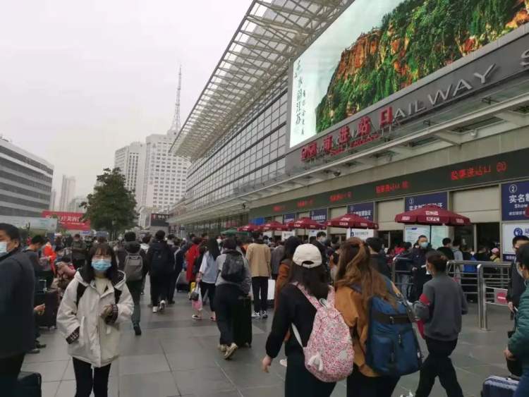 清明小长假运输的首日，铁路公路出行情况如何？
